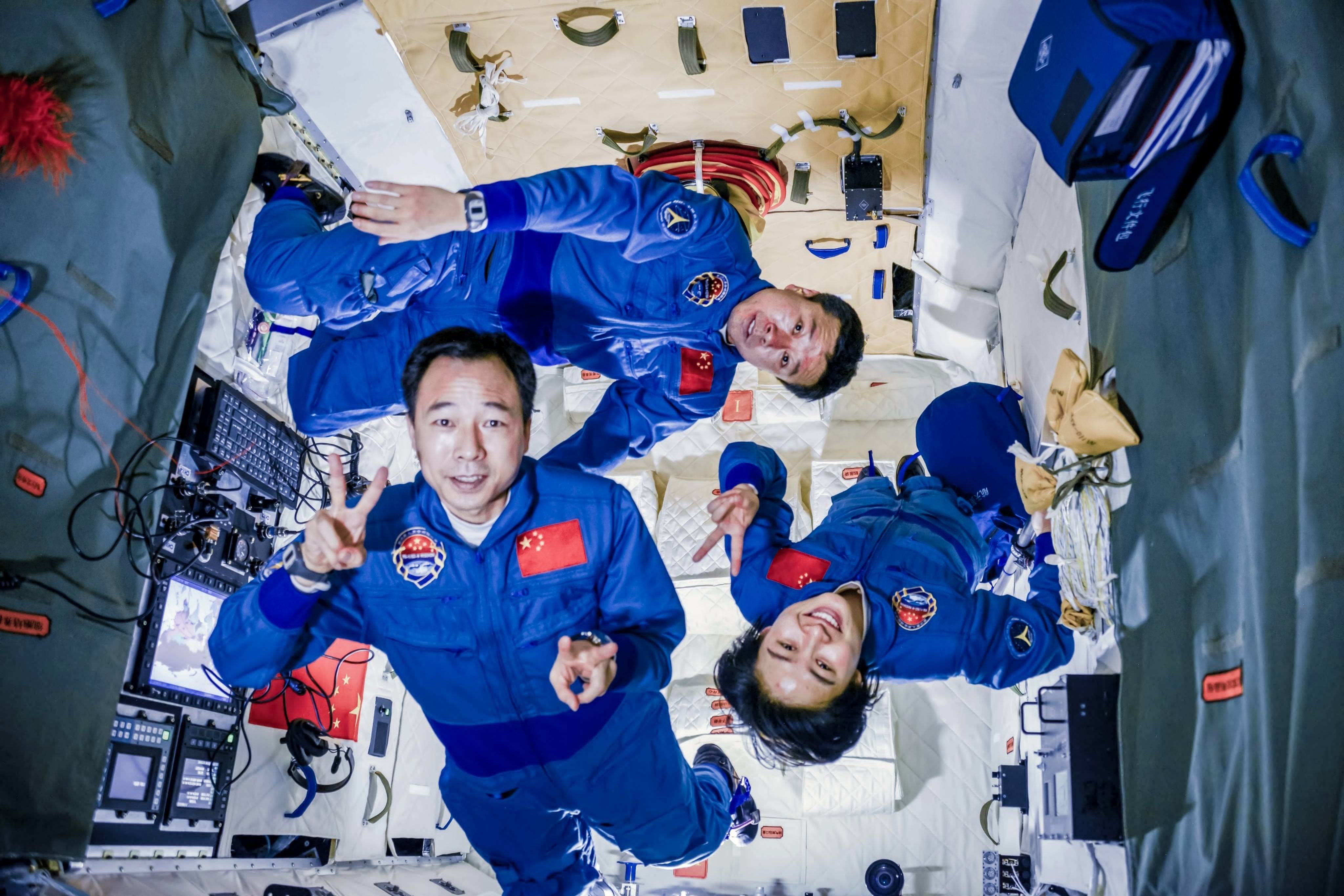 China honra a los astronautas de la misión Shenzhou-14 con medallas